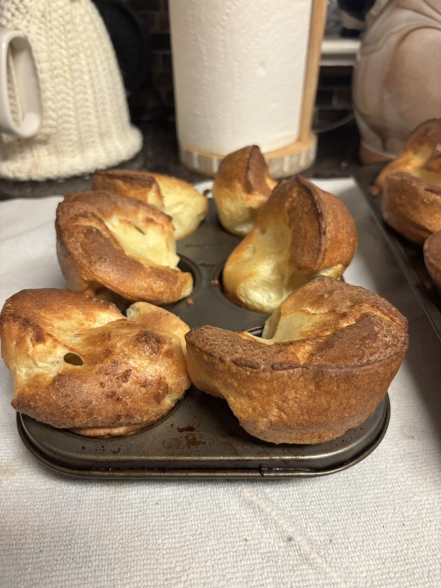 CastRedhead's tweet image. Sunday night roast beef dinner with garlic green beans, Yorkshire puddings and beef dripping gravy!