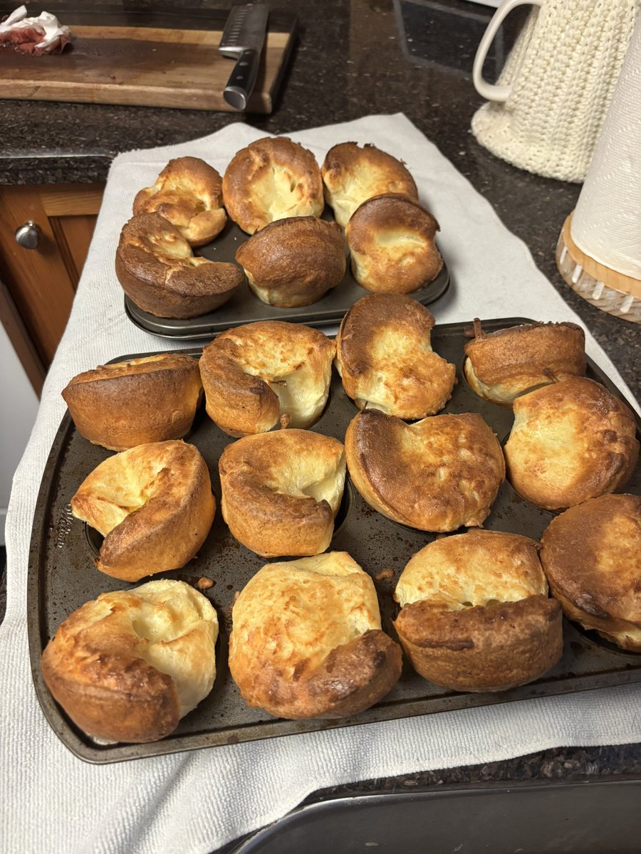 CastRedhead's tweet image. Sunday night roast beef dinner with garlic green beans, Yorkshire puddings and beef dripping gravy!