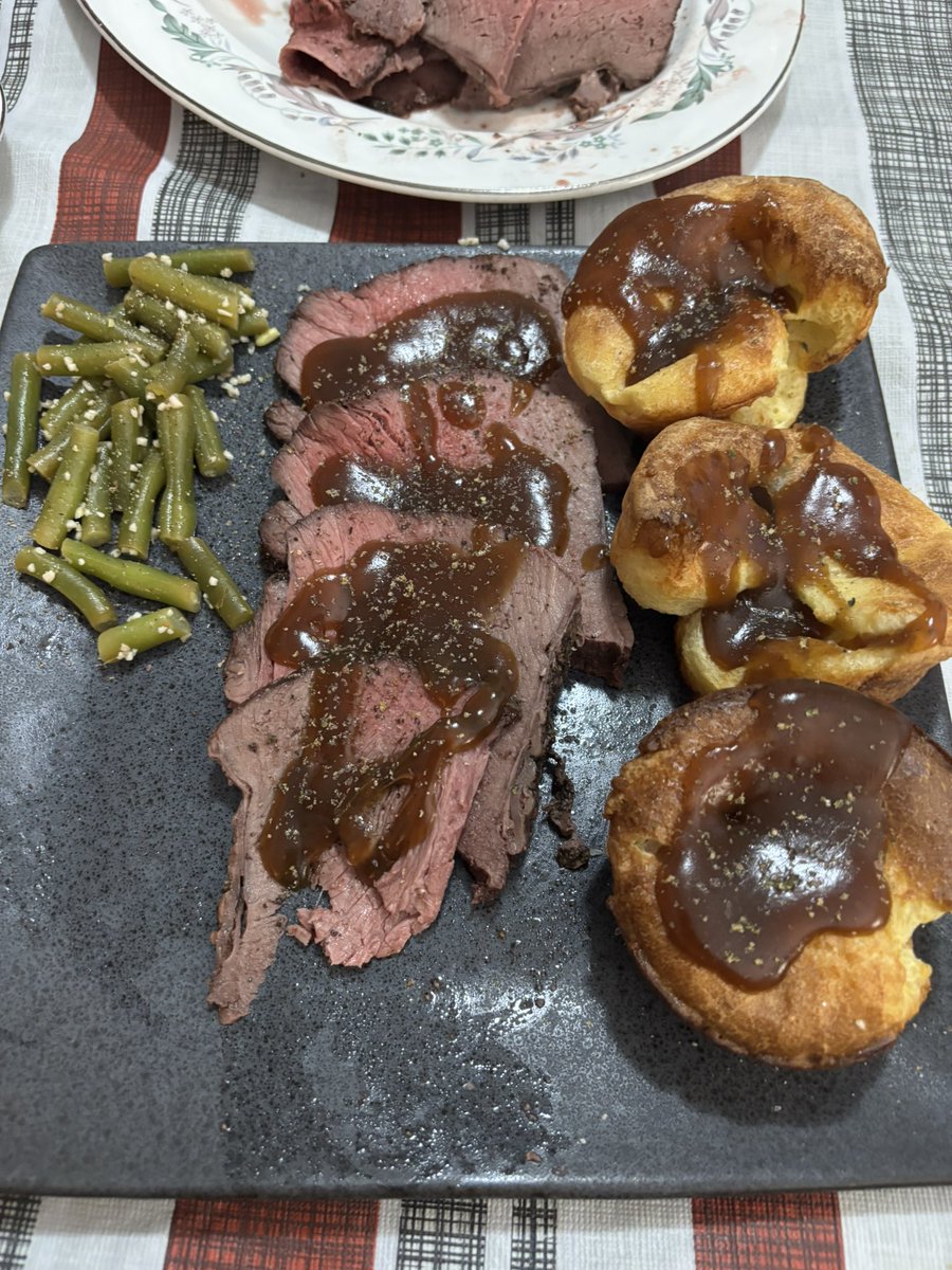 CastRedhead's tweet image. Sunday night roast beef dinner with garlic green beans, Yorkshire puddings and beef dripping gravy!