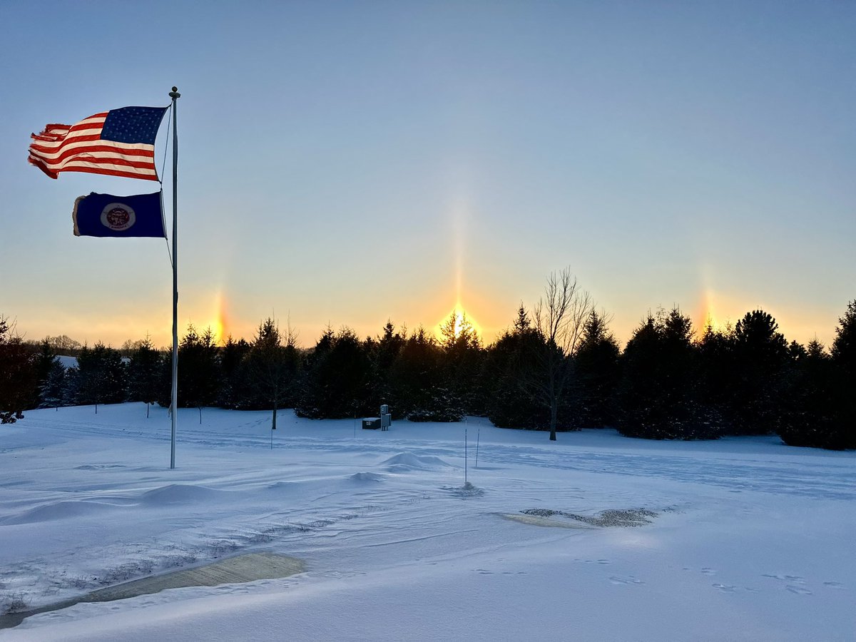 cciefarmer's tweet photo. January #sunset here in Minnesota!

#sundogs #winter #nosnakes #nospiders #USA 🇺🇸 https://t.co/dIa5Bv4kzk