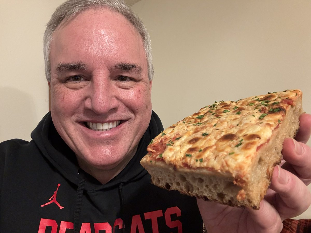cincygreghoodin's tweet photo. Celebrating #Nationalpizzaweek accordingly in #sundayslice form #getyoursliceon . Cheese pizza focaccia from @BrownBearBakes and a salad for balance #sundayincincy #sundayvibes #cincyvibes #BearcatVibes #eatcincy #cincyeats #dinelocal THAT’S #whatsfordinner https://t.co/q5Cf1R4f4V