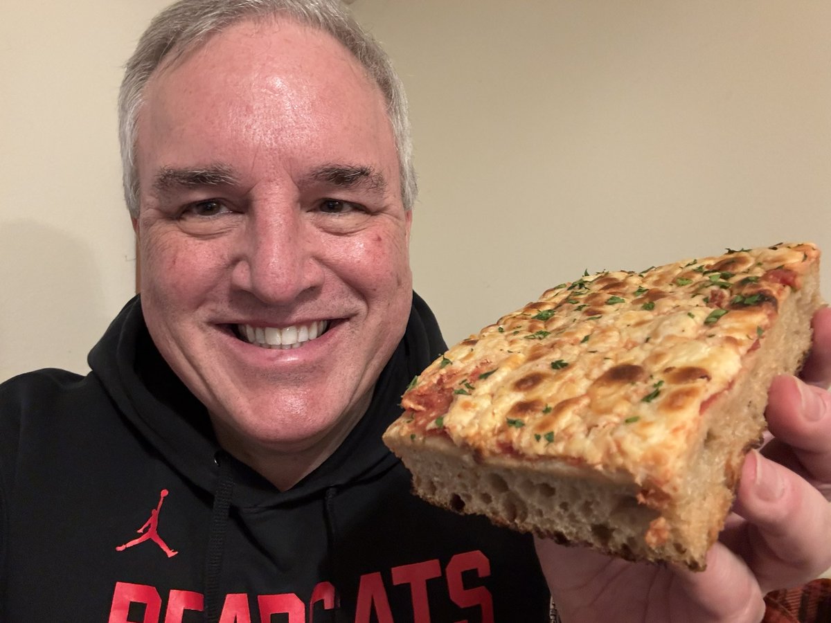 Celebrating #Nationalpizzaweek accordingly in #sundayslice form #getyoursliceon . Cheese pizza focaccia from <a href="/BrownBearBakes/">BROWN BEAR BAKERY</a> and a salad for balance #sundayincincy #sundayvibes #cincyvibes #BearcatVibes #eatcincy #cincyeats #dinelocal THAT’S #whatsfordinner