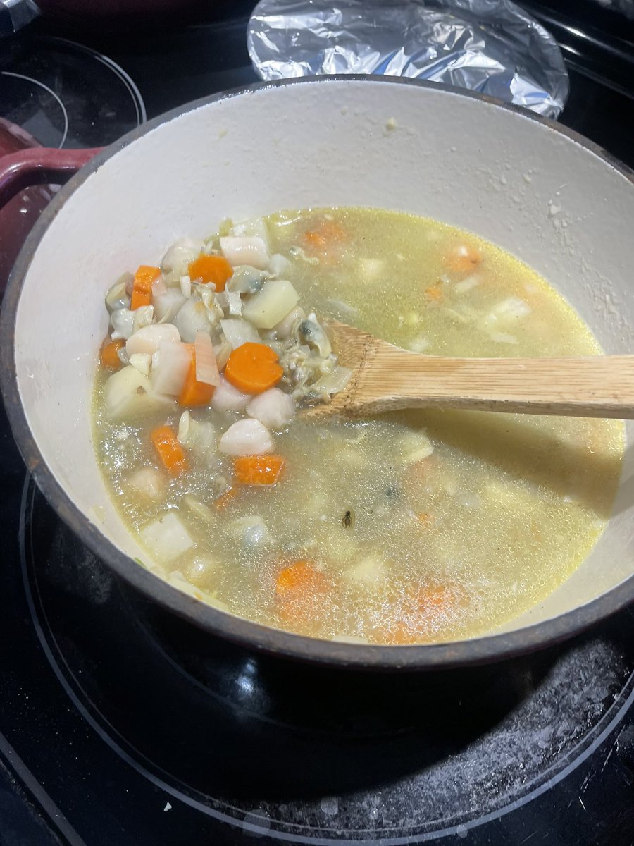RaeSunshine25's tweet image. I love soups and I especially love making soups from scratch. 

Tonight I am trying my hand at Boston clam chowder 🥣 

This needs to simmer for about half an hour, then I will add the final ingredients. 

#WhatsForDinner #ClamChowder #MealsFromMyHeart
