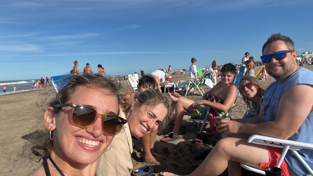 Acá en #Cariló donde la temporada es un fracaso, dijo nadie, nunca... <a href="/madorni/">Manuel Adorni</a> #noconseguimoscarpa . Fin