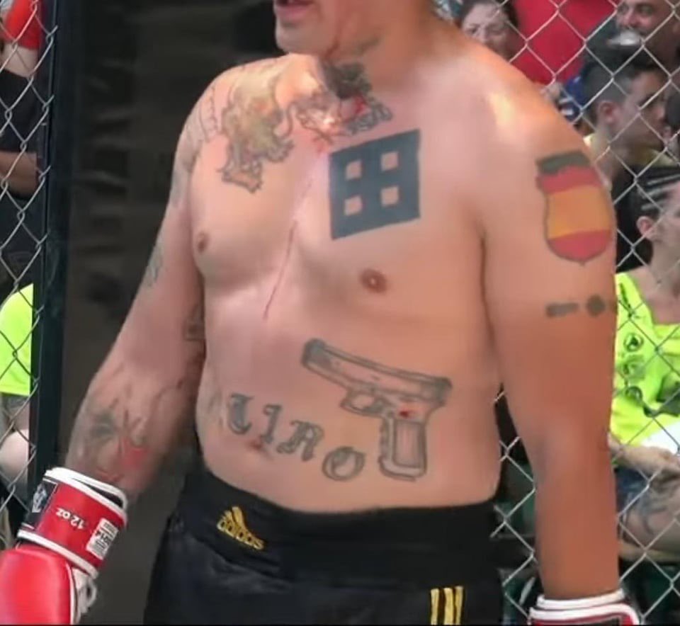 Shoonoise's tweet image. Хм, зачем ему татуировка окошка? Он что, поклонник виндоус?