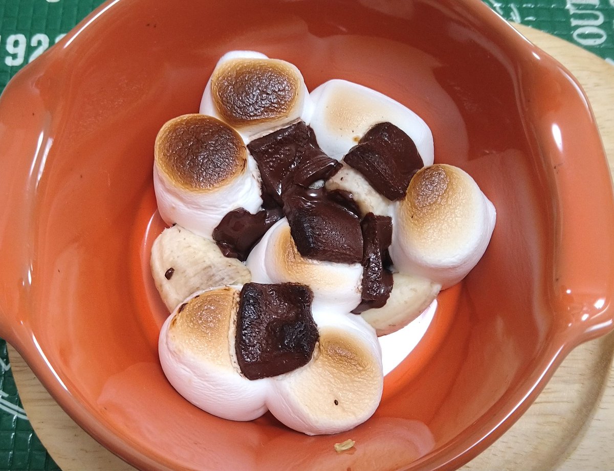 mi20225's tweet photo. 最近第1子と作った料理🍌
バナナを一緒に切った後、マシュマロとバナナをグラタン皿に並べてもらいました。大人にはビターチョコを割って入れ、オーブントースターで温めたら完成。
マシュマロの見た目や食感も変わり、第1子は面白がって食べていました☺️
#お手伝い https://t.co/B6Zpg1CpZR