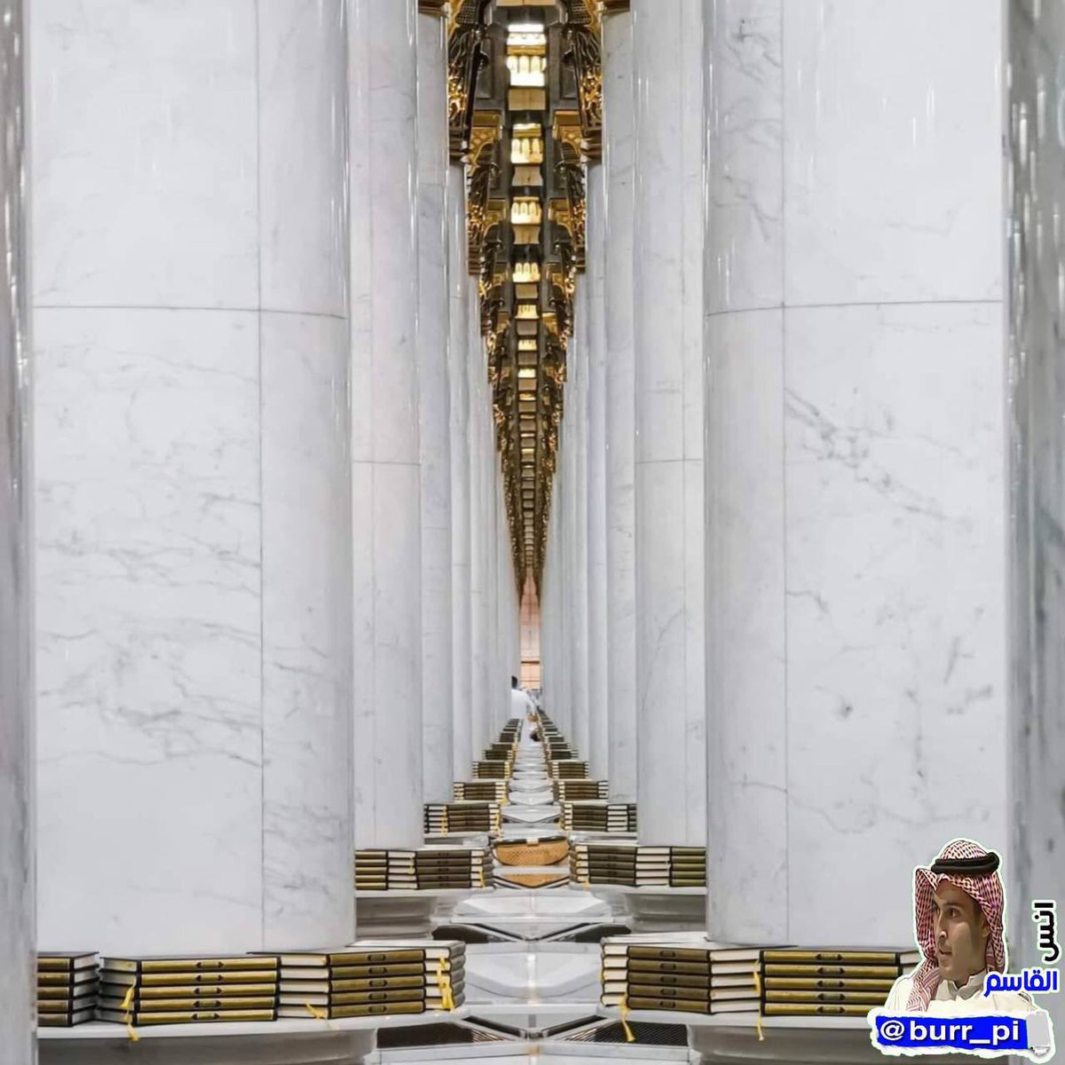 الدقة والتنظيم تكتمل بهذه الصورة، لترتيب المصاحف في المسجد النبوي الشريف في المدينة المنورة .. توقفت لأنك رأيت شيئاً لامَسَ قلبك❤️.. #أنس_القاسم