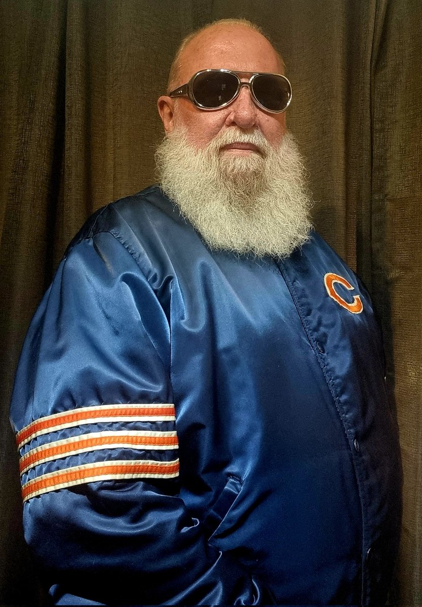 GrandpaBeardo's tweet photo. Another Bloody VICTORY MONDAY Because
A) Da Bears are still undefeated in 2025 🤔🙄🤭🤣
B) Got myself a new Bears jacket just in time for the Aussie summer ☀️ 🙄🤭🤣 #NO1BEARSFANINAUSSIELAND #BearTheFuckDown #AdventuresOfGrandpaBeardo #PartAnimalPartMachineAllBeard https://t.co/s1UvN7gs8T