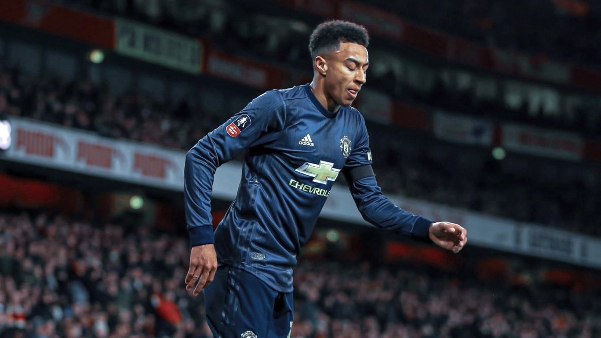 UtdBart's tweet photo. Blue kit yanited at the Emirates > https://t.co/NtUTWFHMy4
