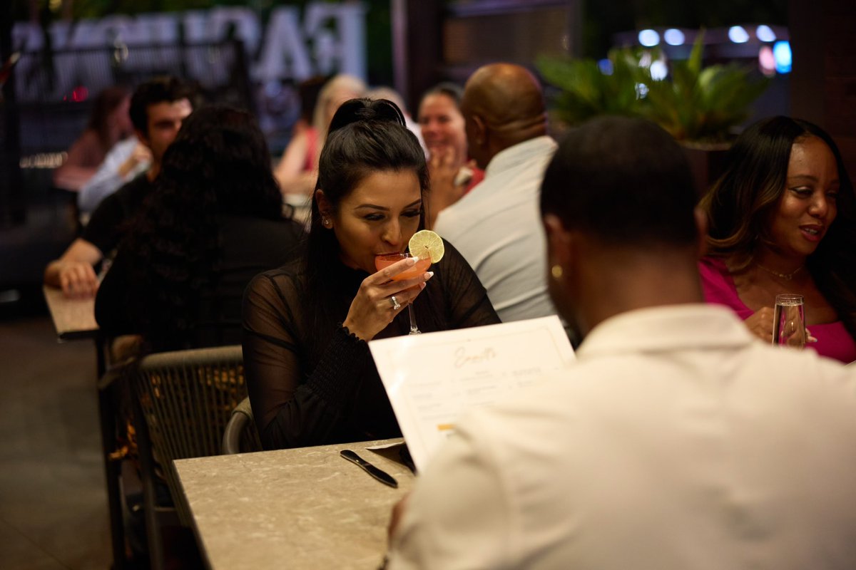 emmittsvegas's tweet photo. ✨ Sundays are for sipping, savoring, and celebrating the little things. 🍸 Cheers to making the most of the weekend! 🥂 

Reserve via @opentable #DinersChoice https://t.co/wREYW5L1ii