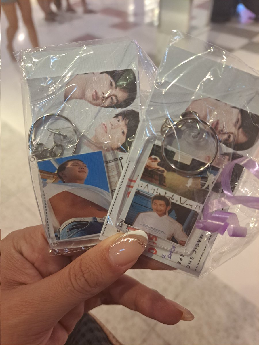 DressaaCabral's tweet photo. O army faz tudo né, fui assistir o documentário do Nam com uma prima, quando estávamos entrando as meninas deram brindes e foram uma fofa, ainda me colocaram em grupo! Foi tão fofo 🥰 https://t.co/vjZ5dbgFXu