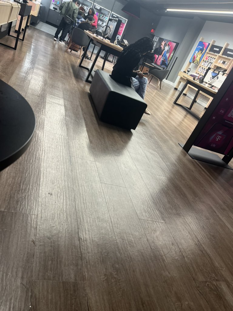 _meshaaa's tweet photo. Oh nothing just about to curse T-Mobile bitch asses out 🙃 https://t.co/cyivc0BLQ4