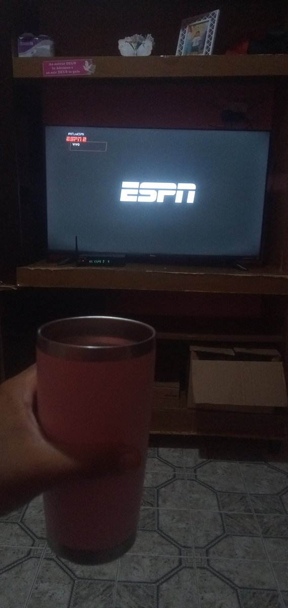 InaldoClynton's tweet photo. #NFLnaESPN no Maranhão assistindo esse jogão na espn. https://t.co/QfLDxo4lAg