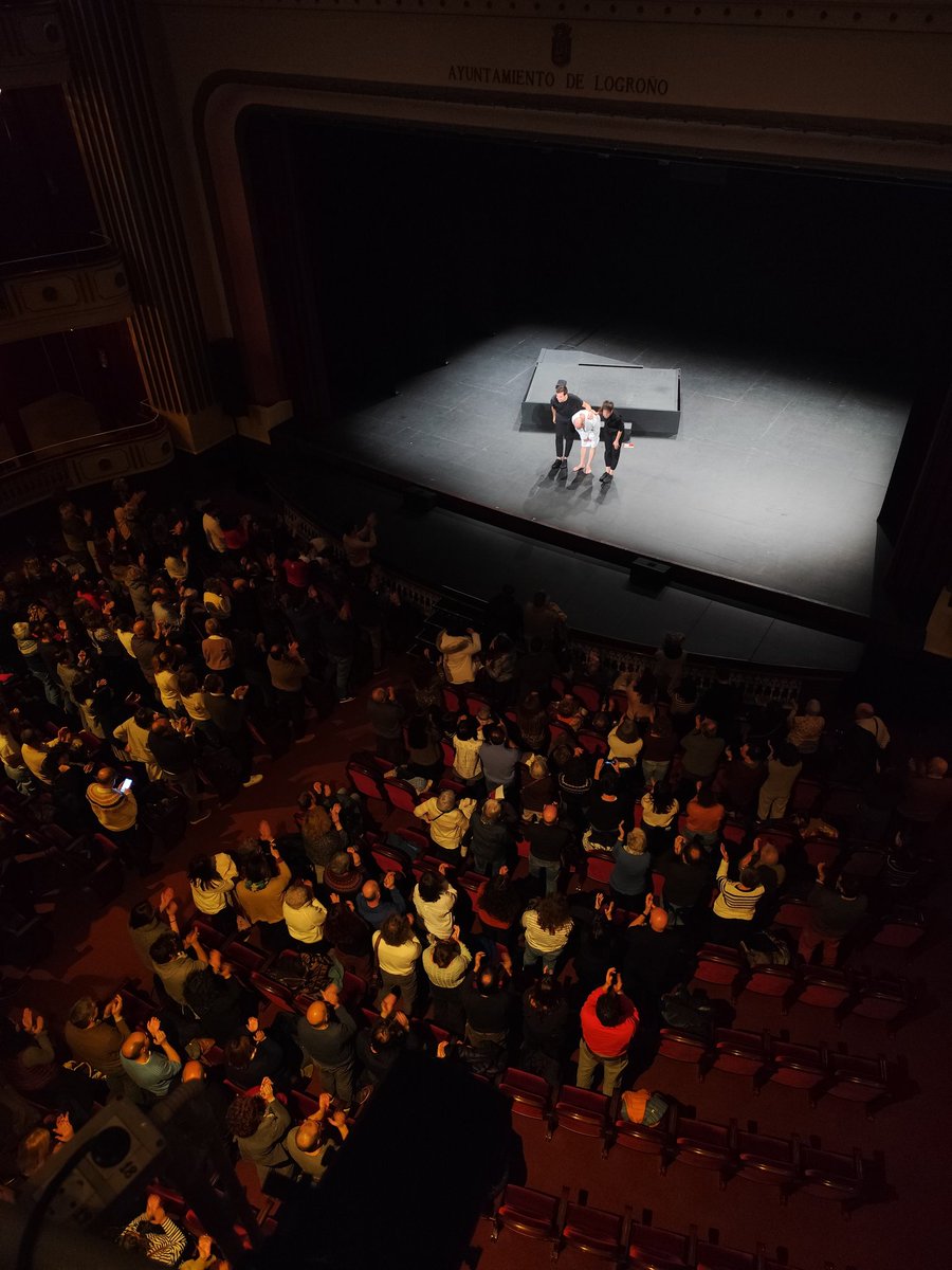 Mary🧁 (@maariasm__) on Twitter photo No sé qué me traerá mi 2025 teatral pero tengo clarísimo que #CastingLear va a estar en mi top.
Qué absoluta brillantez 🫶🏼
Y volver a disfrutar de Pepe Viyuela sobre las tablas ha sido pfffffff ✨✨✨✨✨✨✨
<a href="/andrea_envilo/">Andrea Jiménez</a> <a href="/juanpanos/">Juan Paños</a> <a href="/_PENTACION_/">Pentación</a> <a href="/barcopirataorg/">Barco Pirata</a> No sé qué me traerá mi 2025 teatral pero tengo clarísimo que #CastingLear va a estar en mi top.
Qué absoluta brillantez 🫶🏼
Y volver a disfrutar de Pepe Viyuela sobre las tablas ha sido pfffffff ✨✨✨✨✨✨✨
<a href="/andrea_envilo/">Andrea Jiménez</a> <a href="/juanpanos/">Juan Paños</a> <a href="/_PENTACION_/">Pentación</a> <a href="/barcopirataorg/">Barco Pirata</a>