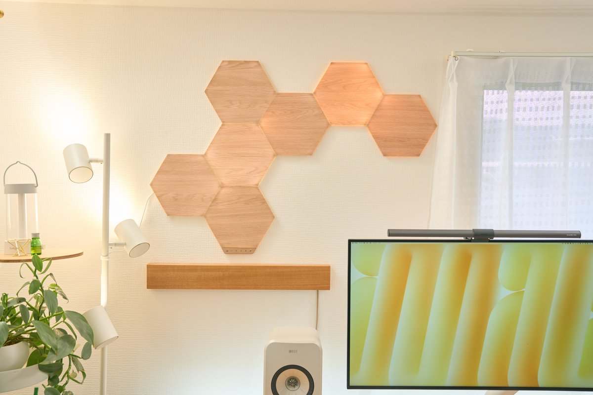jaga_farm's tweet photo. デスクを彩る魔法のアイテム✨Nanoleaf Elementsとmuiボード。
賃貸でも取り付けられる方法を紹介。

Nanoleaf Elements：木目調パネルで自由なレイアウト、スマートホーム連携も◎
muiボード：天然木のスマートホームコントローラー、手書きメッセージも送れる！
⬇️詳細はブログでチェック！⬇️

#pr https://t.co/P80cw9C4cN