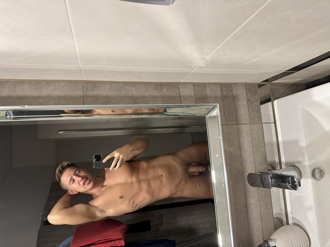 Watch Christian Levine's leaked NSFW photo on TwXstars
