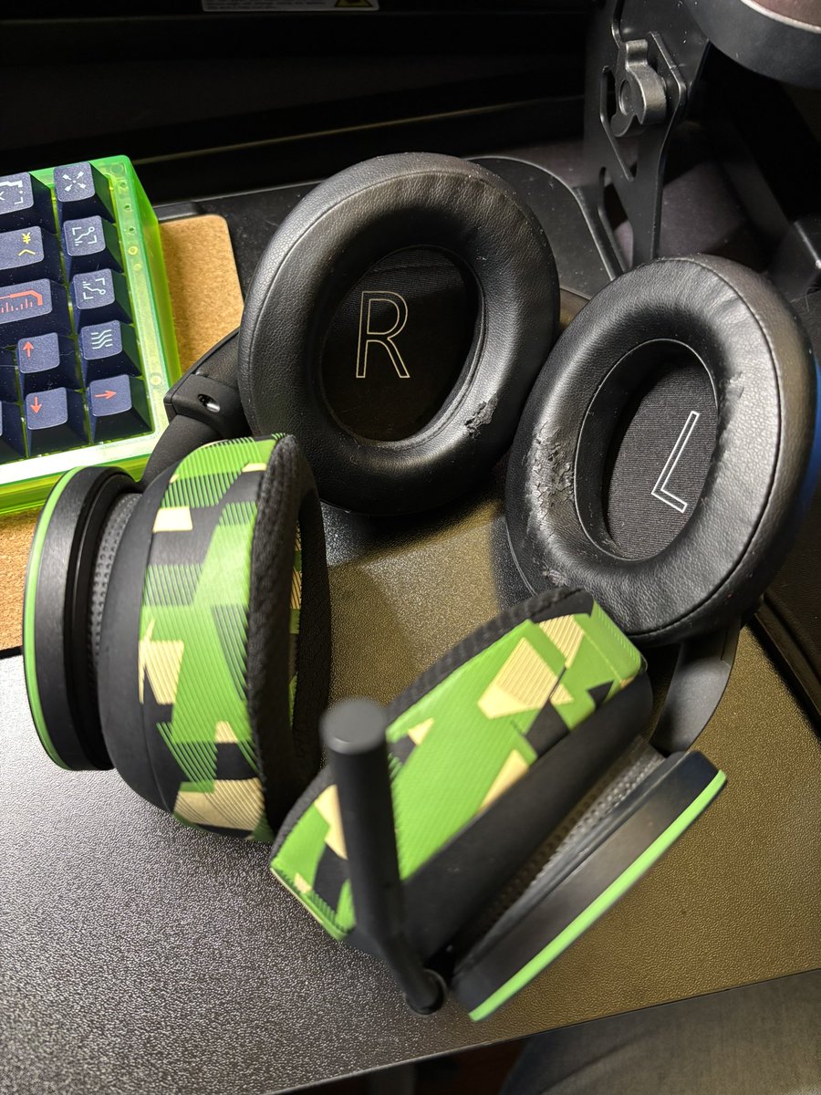 notAeye's tweet image. Thanks for giving my headset a second life, #WickedCushions ! Love how it looks with the green band on the ear cups. #xbox