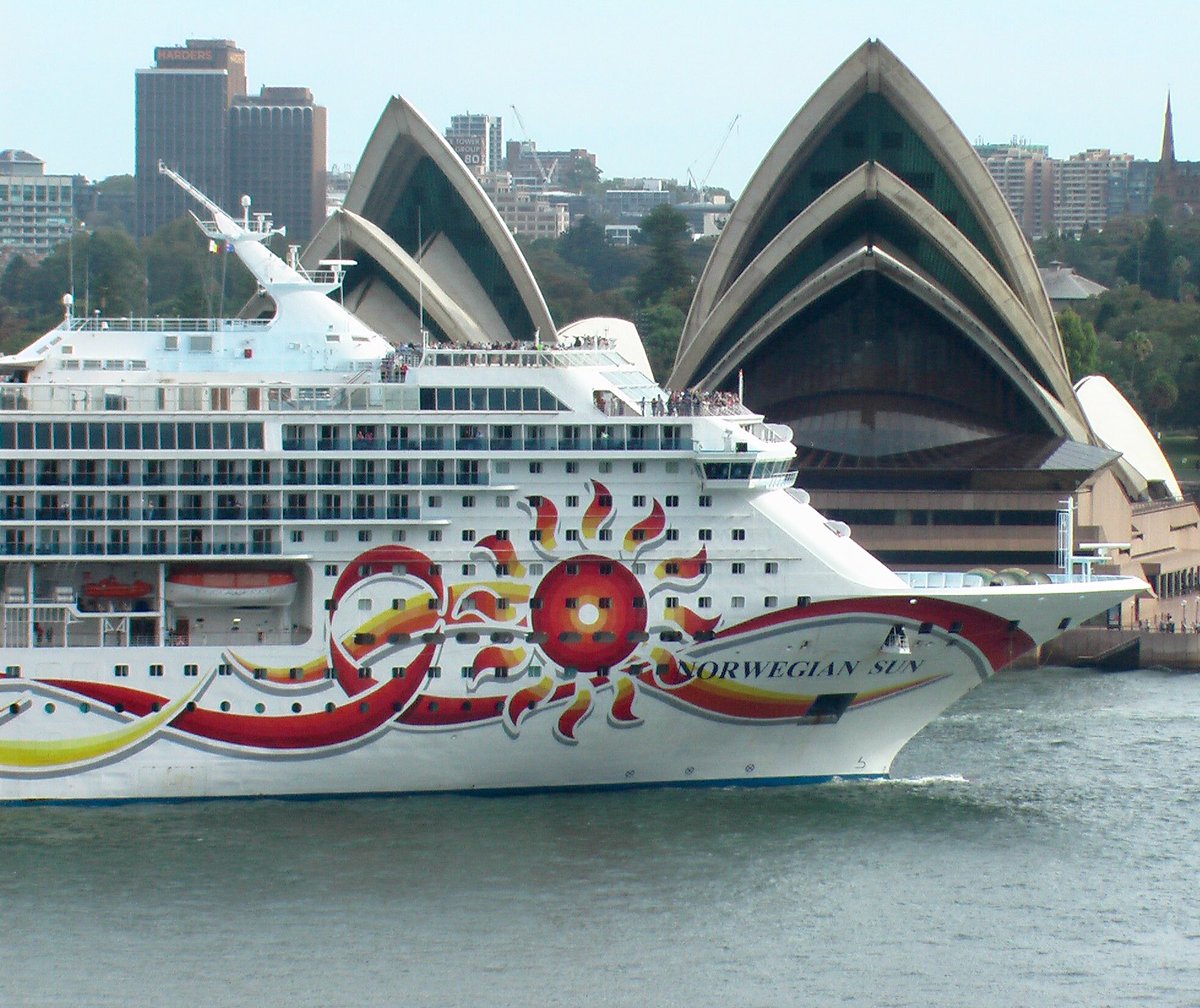 LargsbayPaul's tweet photo. Norwegian Sun arrives in Sydney Harbour for the first time.
#cruisenorwegian  #norwegiansun #cruise https://t.co/x4u2UmeyVI