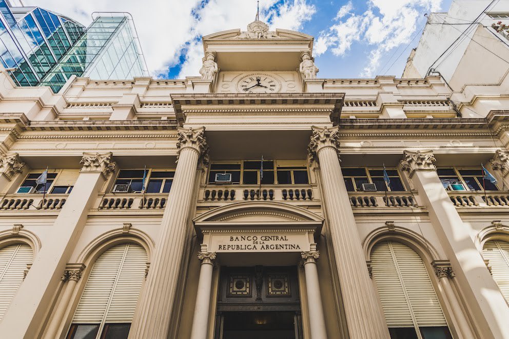 ElLadoCorrecto_'s tweet photo. 🏦📉|| MILEI REDUCE LA DEUDA ARGENTINA EN TIEMPO RÉCORD:

En solo 13 meses, el Gobierno de Javier Milei redujo la deuda estatal neta en más de USD 46.000 millones, un contraste histórico frente a los gobiernos kirchneristas, que la aumentaron en más de USD 170.000 millones. Esta gestión logró una baja promedio de USD 3.552 millones por mes, mientras que la deuda había crecido mensualmente en USD 2.174 millones bajo Alberto Fernández.