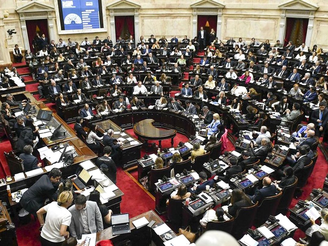 ElLadoCorrecto_'s tweet photo. 🏛️✍️|| SESIONES EXTRAORDINARIAS PARA CAMBIOS IMPORTANTES:

El Gobierno convocó a sesiones extraordinarias desde el 20 de enero para avanzar en proyectos estratégicos como la eliminación de las PASO, la Ley Antimafia, y el Juicio en Ausencia. Estas iniciativas buscan optimizar recursos, fortalecer la justicia y garantizar transparencia electoral.