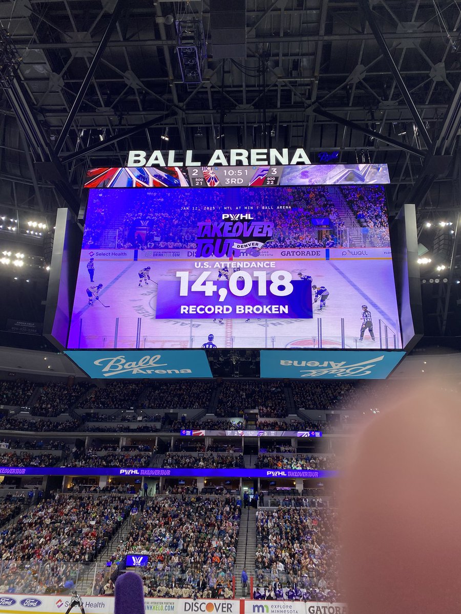 StaceyRonat's tweet photo. @jessemontano Place was packed…except for the upper bowl ends, which were blocked off.  Great show! https://t.co/jB0JKOp4jS