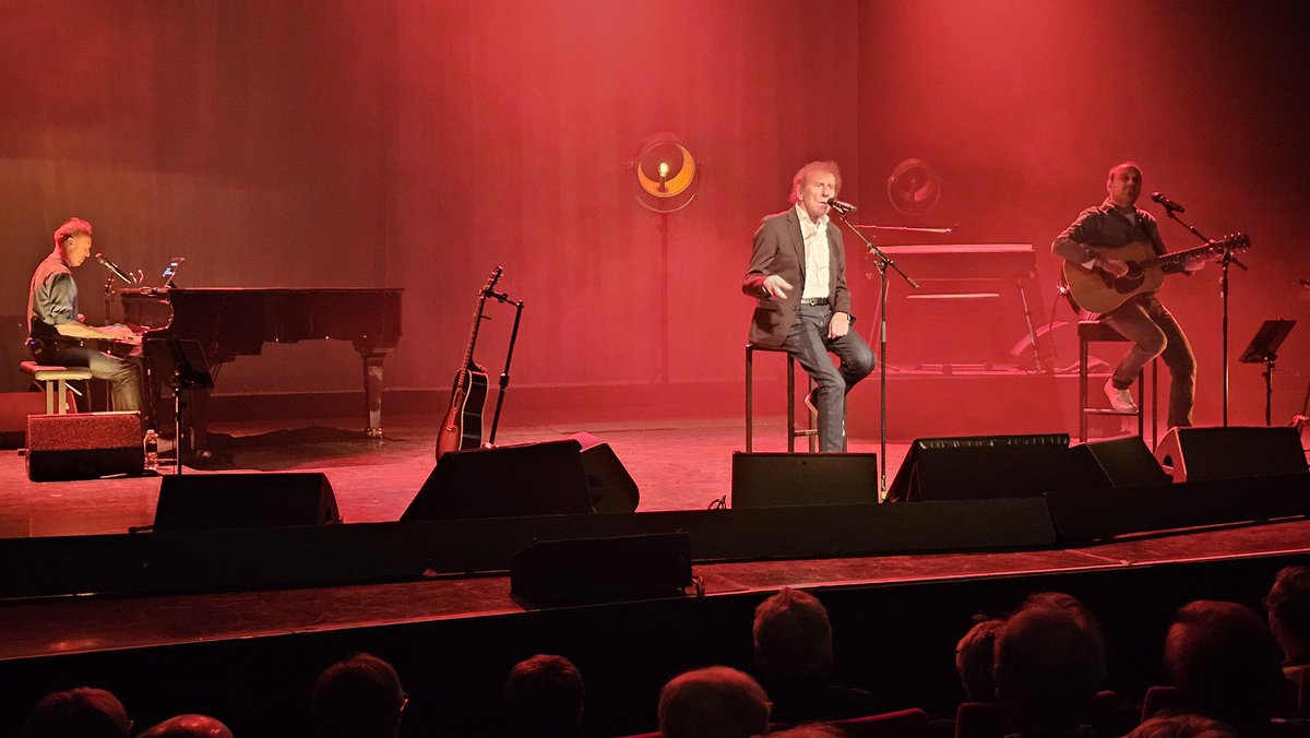 oclodong's tweet photo. Magnifique concert d’Alain Souchon entouré de ses deux fils, Pierre et Charles (Ours), ce dimanche au théâtre de Yerres. Grand merci à eux pour ce joli moment. Salle comble et spectateurs ravis. #Yerres #CAVYVS #Souchon #AlainSouchon #Ours #concert #musique https://t.co/jgHjX8S6AD