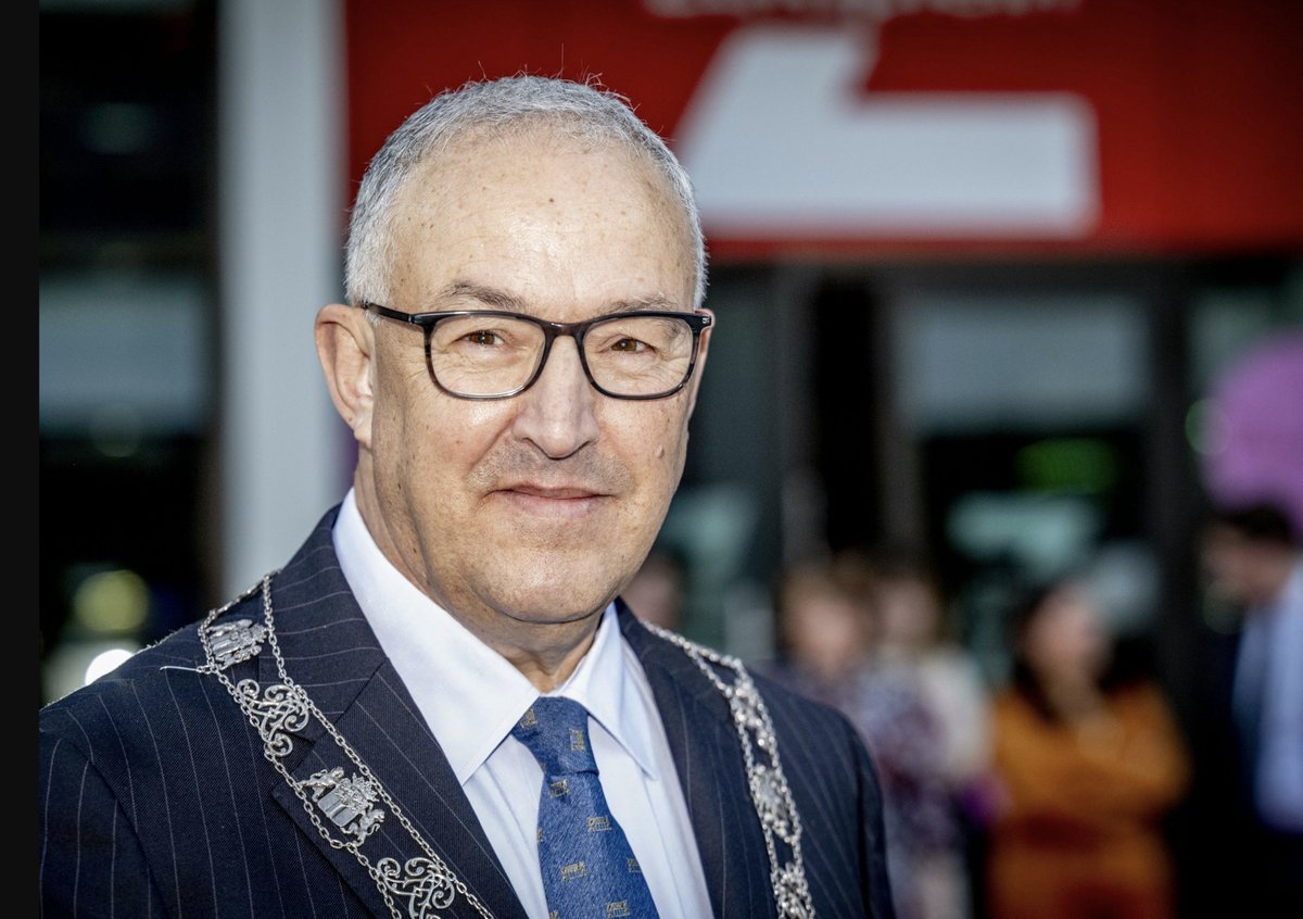 tonsmit's tweet photo. Naïviteit en corruptie in het Rotterdamse gemeentehuis, jarenlang.
Via de rechterhand van burgemeester Aboutaleb gingen gingen enorme bedragen voor "deradicalisering en integratie" via valse facturen naar een Marokkaanse kaasfabriek.
https://t.co/YyXhzx61U8 https://t.co/Xfmoy6yNoB