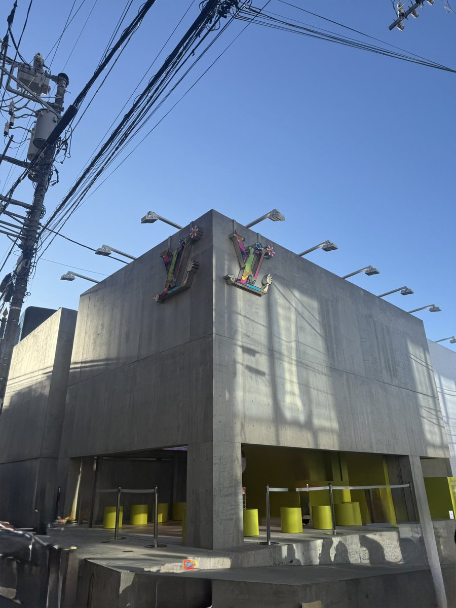 RIN10250129's tweet photo. 8:30で70人まち！！！！！！
おれってアホですね……
清々しいけどwww

#平野紫耀  #LVxMurakami  #Murakamitakashi  #LouisVuitton 
#村上隆  #Number_i https://t.co/pPFIKpLbru