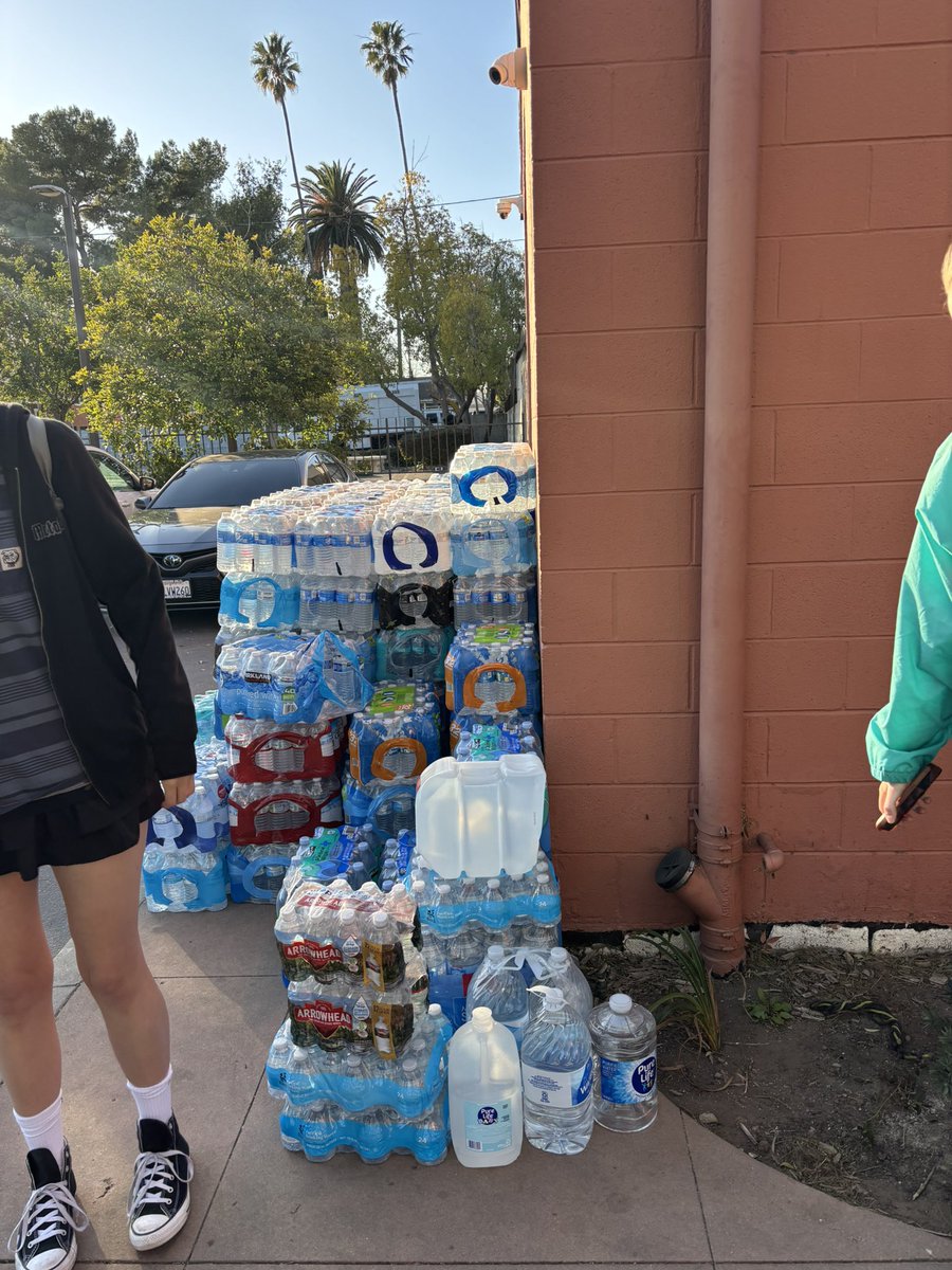 ElvisBadger's tweet photo. FREE SUPPLIES TO THOSE AFFECTED BY THE FIRES!

Please come to 253 N. Vinedo Ave, Pasadena, CA 91107 (Pasadena Civic Ballet) 

They’re ALL SET on volunteers, &amp; I’m here with a group helping out if you need to know where stuff is. 

Clothes, snacks, food, water, blankets, &amp; more. https://t.co/iEfYxGyoqV