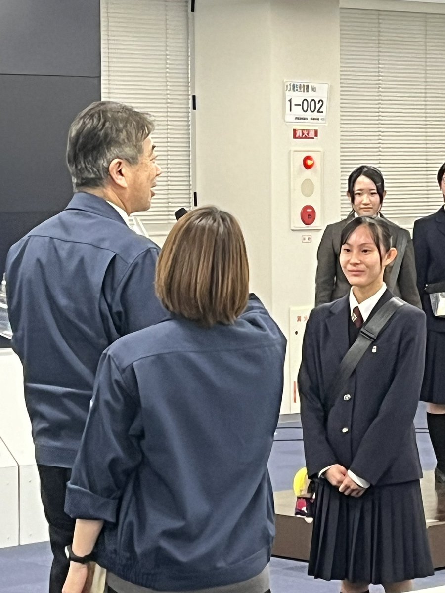 aisho_official's tweet photo. ユネスコクラブ
株式会社東海理化にて
推し活バッグ」をテーマにした全国高等学校生徒商業研究発表大会で優秀賞をいただいた報告
本社にて社長様はじめ多くの社員を前に緊張しました
東海理化の皆様ありがとうございました
#ユネスコクラブ
#推し活バッグ
#東海理化
#thinkscrap
#愛知商業 https://t.co/Qnhv2fEB90