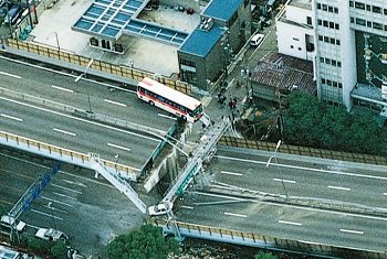 oslock696969's tweet photo. もうすぐ阪神淡路大震災が起こって30年目
1月17日午前5時46分早朝に大阪市内も大きな揺れを感じました
テレビを付けると兵庫県神戸など街が酷い状況に…
実は、関西地方にも大きな災害が起こっていました
若い世代の皆さんは余り知らないと思います

今週金曜日17日に黙祷など鎮魂の式典が開催します… https://t.co/Bpzdz0vGUc