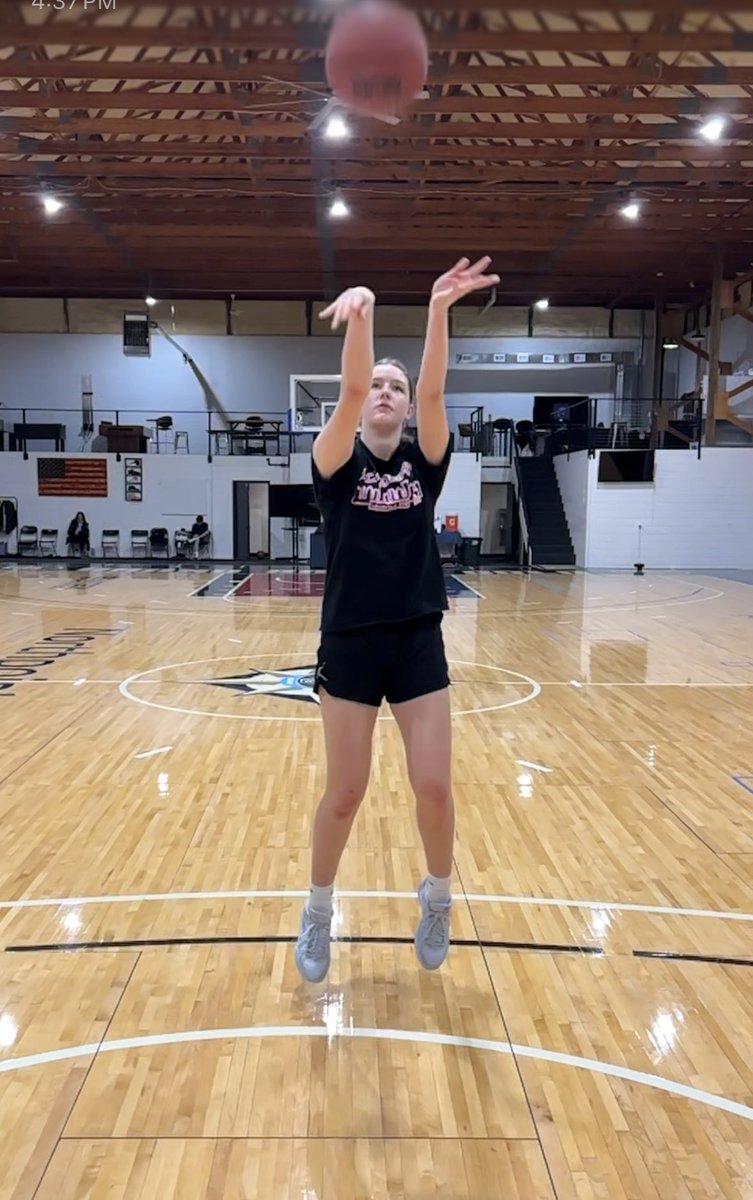 #MakeShots Sunday!

* 7 high school members in for a workout to prepare their shot for the week

* 20+ players of all ages for a public group workout

* 1-on-1 session with super talented freshmen <a href="/LucyYoung_2028/">Lucy Young</a> from Kalamazoo Hackett