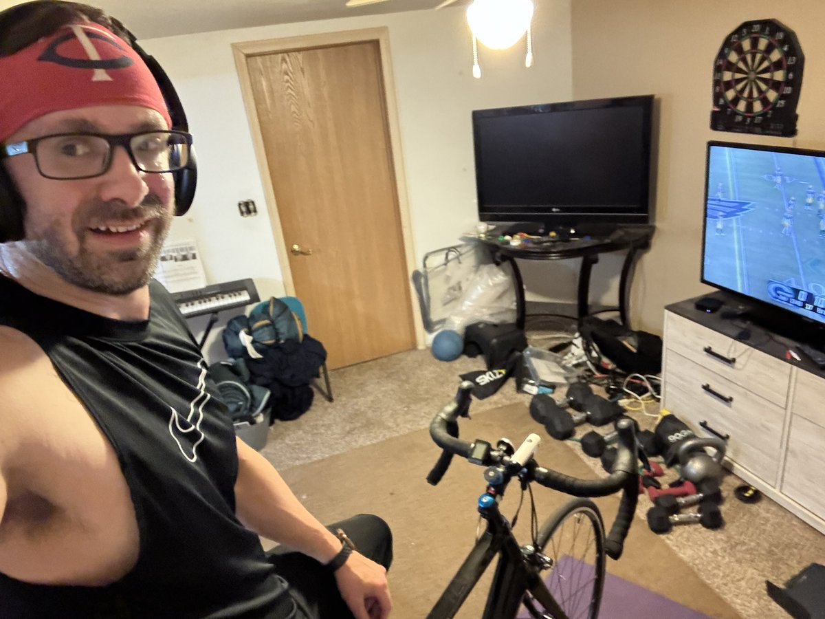 AgentUlland's tweet image. #WorkoutSunday
I got my exercise in on my bike trainer, felt so good to get a workout in.