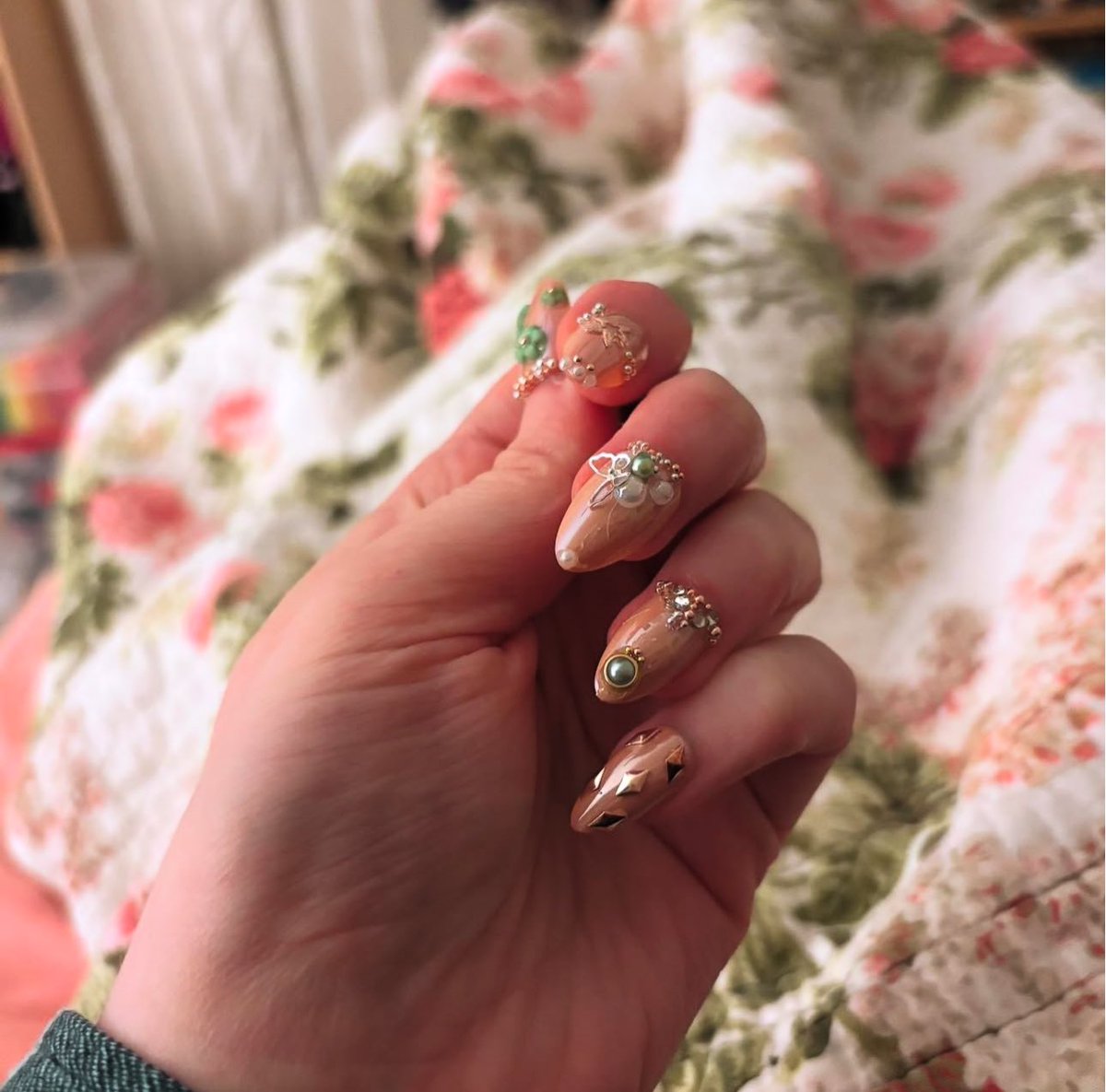 amorekays's tweet photo. tried doing some rhinestone nail art on some press on nails yesterday (: fun practice round!! https://t.co/j3wTWhAVzO