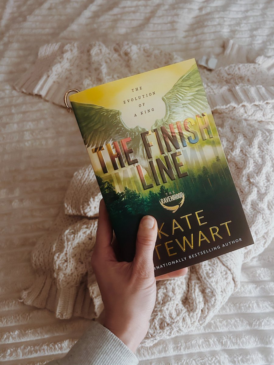 RunThruPages's tweet image. Onto the last one! 

Goal was to read this series this weekend and I’m officially on the last book! Shocked how much I’m enjoying this! Are the characters super flawed, absolutely, but the plot and romance is gripping and that’s what I wanted from my Sanderson break 👌

#romance…