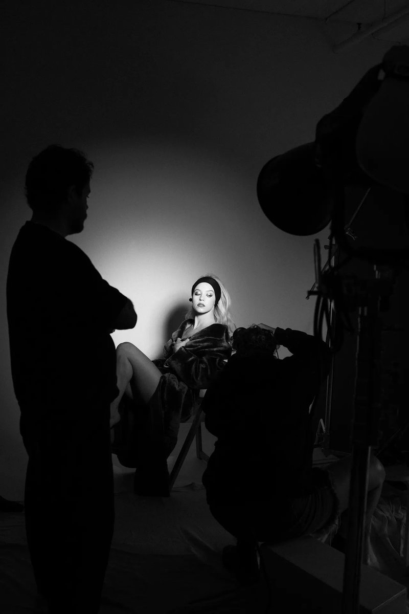 © 𝗜𝗻𝗱𝗶𝗲 𝟱𝟬𝟱 (#Indie505RP)   
𝘕͟𝘦͟𝘸͟𝘴 › 𝗖𝗼𝘃𝗲𝗿 𝗠𝗮𝗴𝗮𝘇𝗶𝗻𝗲 › #VogueMagazineRP   

Pictures of 𝗡𝗲́𝗺𝗲𝘀𝗶𝘀 𝗦. 𝗥𝗲𝗶𝗱 (<a href="/fireheartvault/">𝖭𝖾́𝗆𝖾𝗌𝗂𝗌 ೫</a>) BTS of her photoshoot for 𝗩𝗼𝗴𝘂𝗲 𝗠𝗲́𝘅𝗶𝗰𝗼 (<a href="/VogueGlamRP/">𝖵𝗈𝗀𝗎𝖾 𝖬𝖺𝗀𝖺𝗓𝗂𝗇𝖾 ᴿᴾ | 𝖯𝖺𝗋𝗈𝖽𝗒</a>)