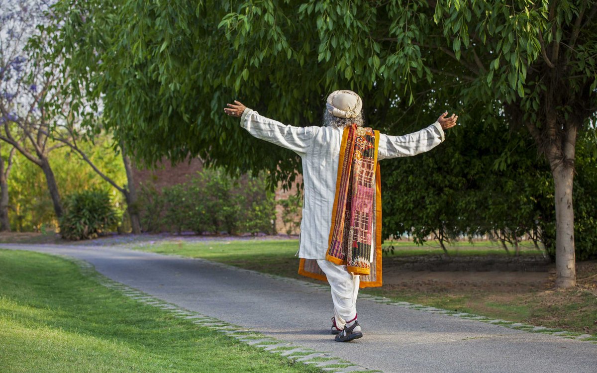 SadhguruJV's tweet photo. What stops you from becoming a Better Human Being. Today is a day to shed what is unnecessary in your life – both within and without – and emerge refreshed and renewed. #Bhogi #SadhguruQuotes https://t.co/OsBZ1VyxzU
