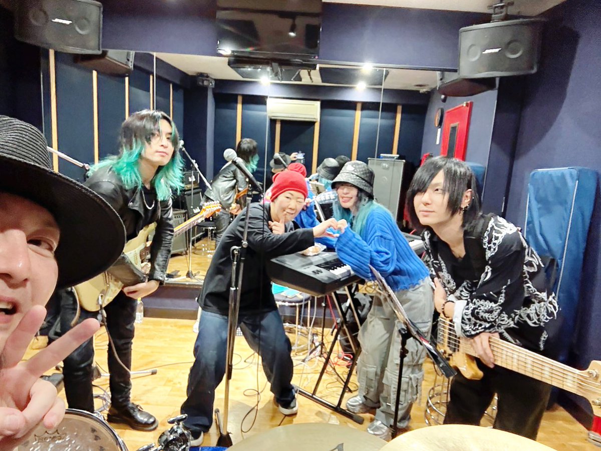 QOFW's tweet image. 今季FREEWINGスタジオでした！！
初めて合わせるとは思えないナゾのグルーヴというかアレが出ていてすごく、こう…良かった|*,,ÒㅅÓ,,)و嬉

1/15四谷アウトブレイク！
お楽しみにッッ！！！！！

#FREEWING #まめさんち