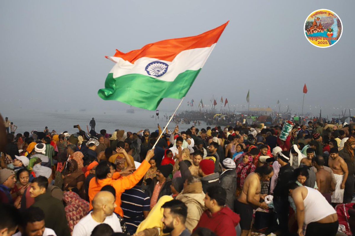 MahaKumbh_2025's tweet image. सूर्य की पहली किरण के साथ संगम तट गंगा मैया की जय और हर हर महादेव के उद्घोष से गूंज रहा है। भगवान सूर्य को जल देते श्रद्धालु भारत की प्राचीन परंपराओं का ह्रदय से पालन करते हुए पुण्यलाभ कमा रहे हैं। #एकता_का_महाकुम्भ