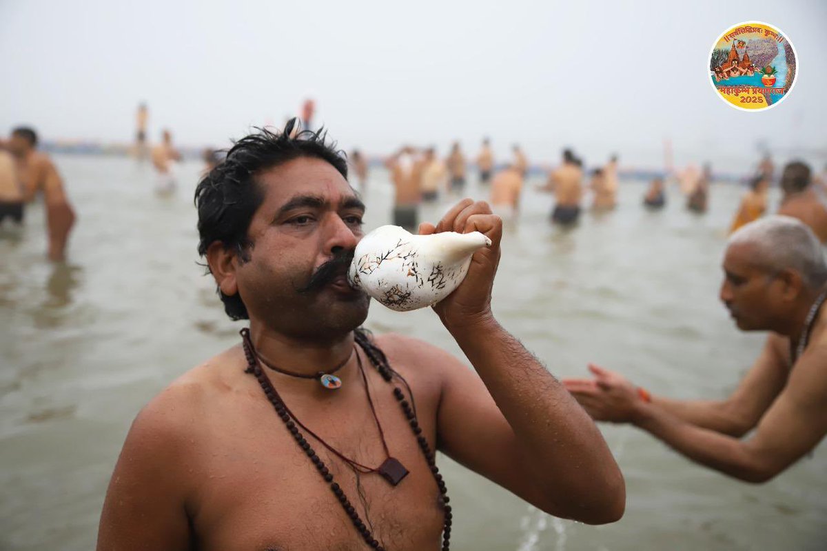 MahaKumbh_2025's tweet image. सूर्य की पहली किरण के साथ संगम तट गंगा मैया की जय और हर हर महादेव के उद्घोष से गूंज रहा है। भगवान सूर्य को जल देते श्रद्धालु भारत की प्राचीन परंपराओं का ह्रदय से पालन करते हुए पुण्यलाभ कमा रहे हैं। #एकता_का_महाकुम्भ