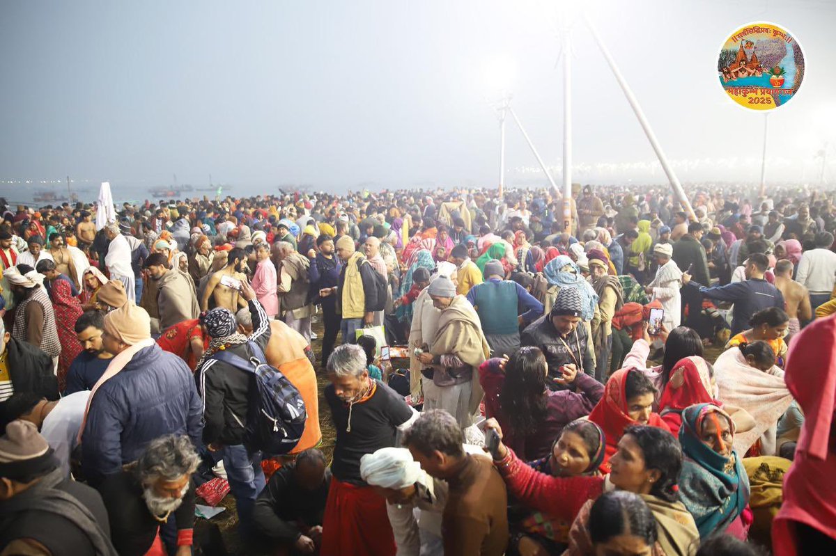 MahaKumbh_2025's tweet image. सूर्य की पहली किरण के साथ संगम तट गंगा मैया की जय और हर हर महादेव के उद्घोष से गूंज रहा है। भगवान सूर्य को जल देते श्रद्धालु भारत की प्राचीन परंपराओं का ह्रदय से पालन करते हुए पुण्यलाभ कमा रहे हैं। #एकता_का_महाकुम्भ