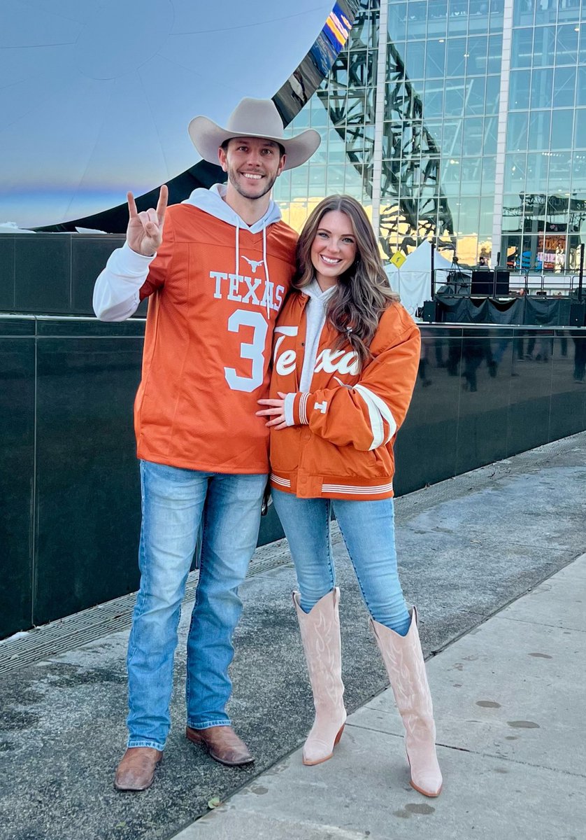 JSimmons1818's tweet photo. What a season and what an unreal experience getting to watch @TexasFootball in the @CottonBowlGame 🤘🏻#TexasFight https://t.co/G12eHA6DV1