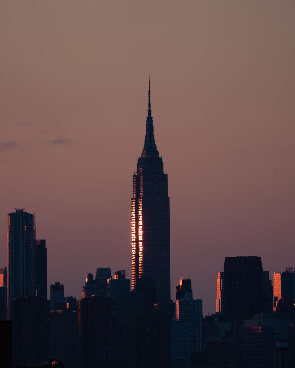 EmpireStateBldg's tweet photo. Let a little light in

📷: jermcohen/IG https://t.co/ozgLZaqhTy