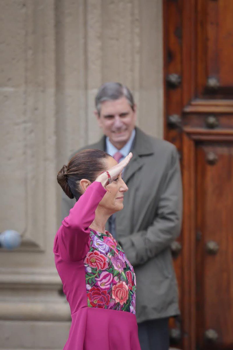 FARIDDYS's tweet photo. La maravilla de presenciar cambio de roles, al esposo le toca contemplar a la Señora Presidenta...✨💜😌 https://t.co/h81v96kojG