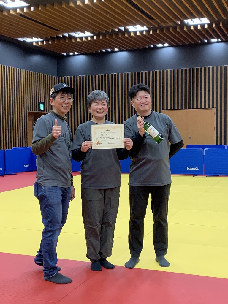 YokohamaBudokan's tweet photo. 🥖1/11(土)畳モルック大会を実施いたしました🥖
優勝賞品として横浜武道館オリジナル商品の
横浜武道舞(米俵5kg)🍙
準優勝/3位チームへ武道ワイン🍾白と赤を
それぞれ贈呈いたしました。
ご参加いただいた皆さま、本当にありがとうございました！

#横浜武道館 #モルック #横浜エクセレンス #また来年? https://t.co/Vw0PPFqZvY