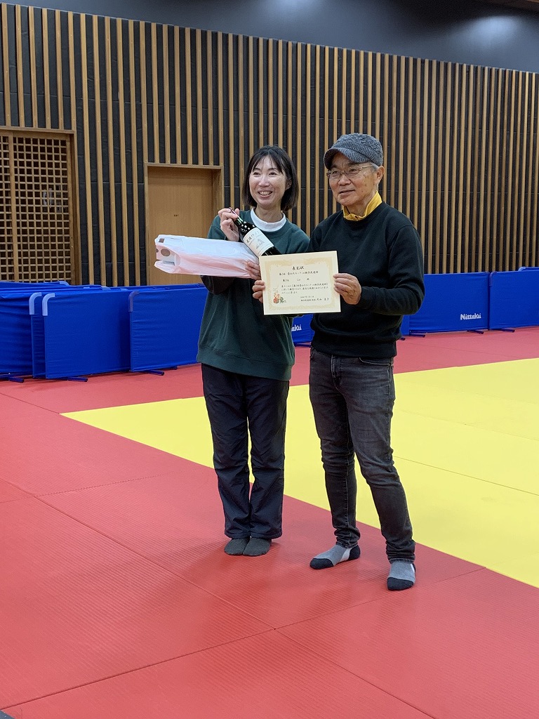 YokohamaBudokan's tweet photo. 🥖1/11(土)畳モルック大会を実施いたしました🥖
優勝賞品として横浜武道館オリジナル商品の
横浜武道舞(米俵5kg)🍙
準優勝/3位チームへ武道ワイン🍾白と赤を
それぞれ贈呈いたしました。
ご参加いただいた皆さま、本当にありがとうございました！

#横浜武道館 #モルック #横浜エクセレンス #また来年? https://t.co/Vw0PPFqZvY