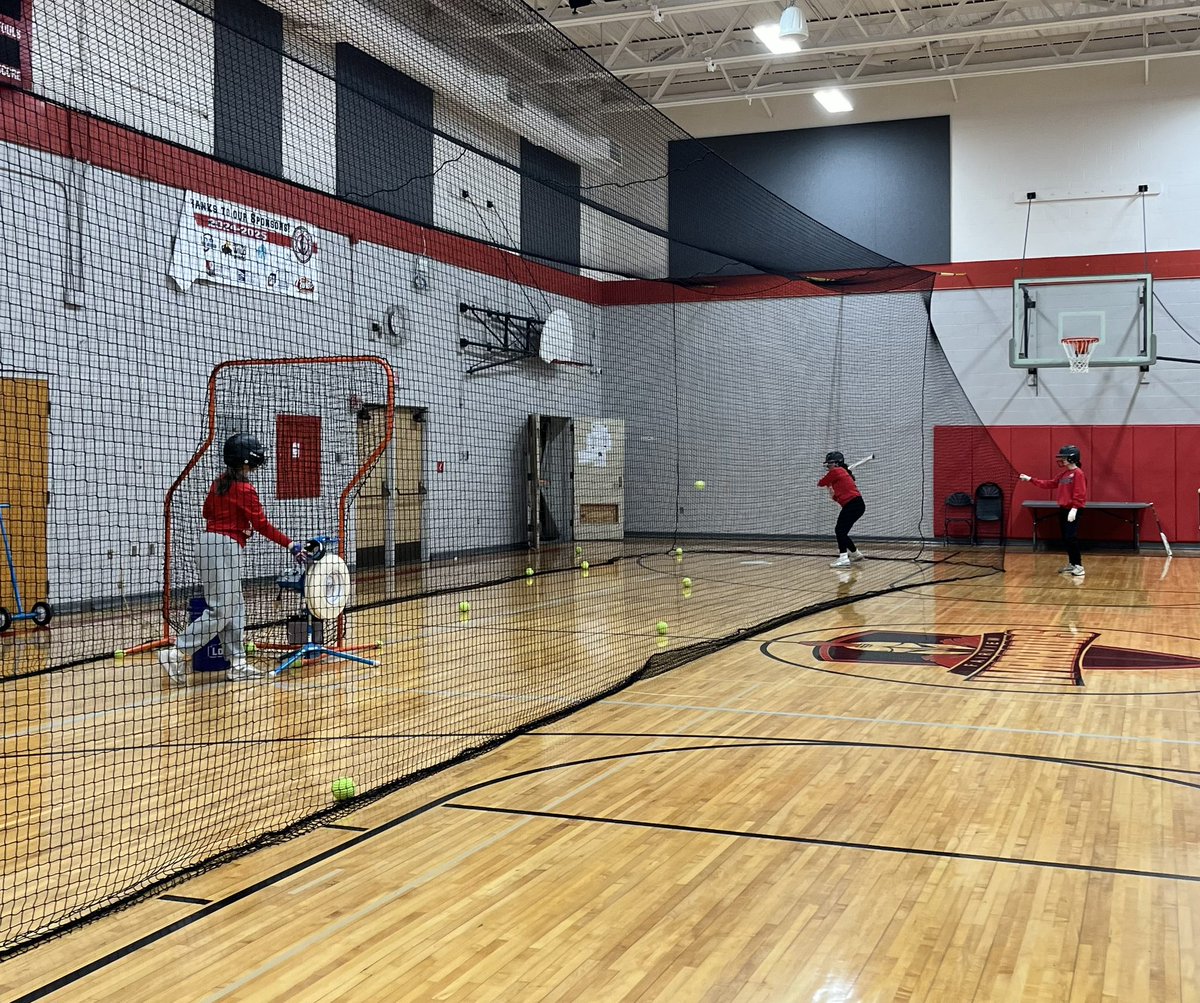 When the girls ask if they can get some hitting in on a Sunday, you make it happen! Good to get some swings in on a cold day ❄️🥎