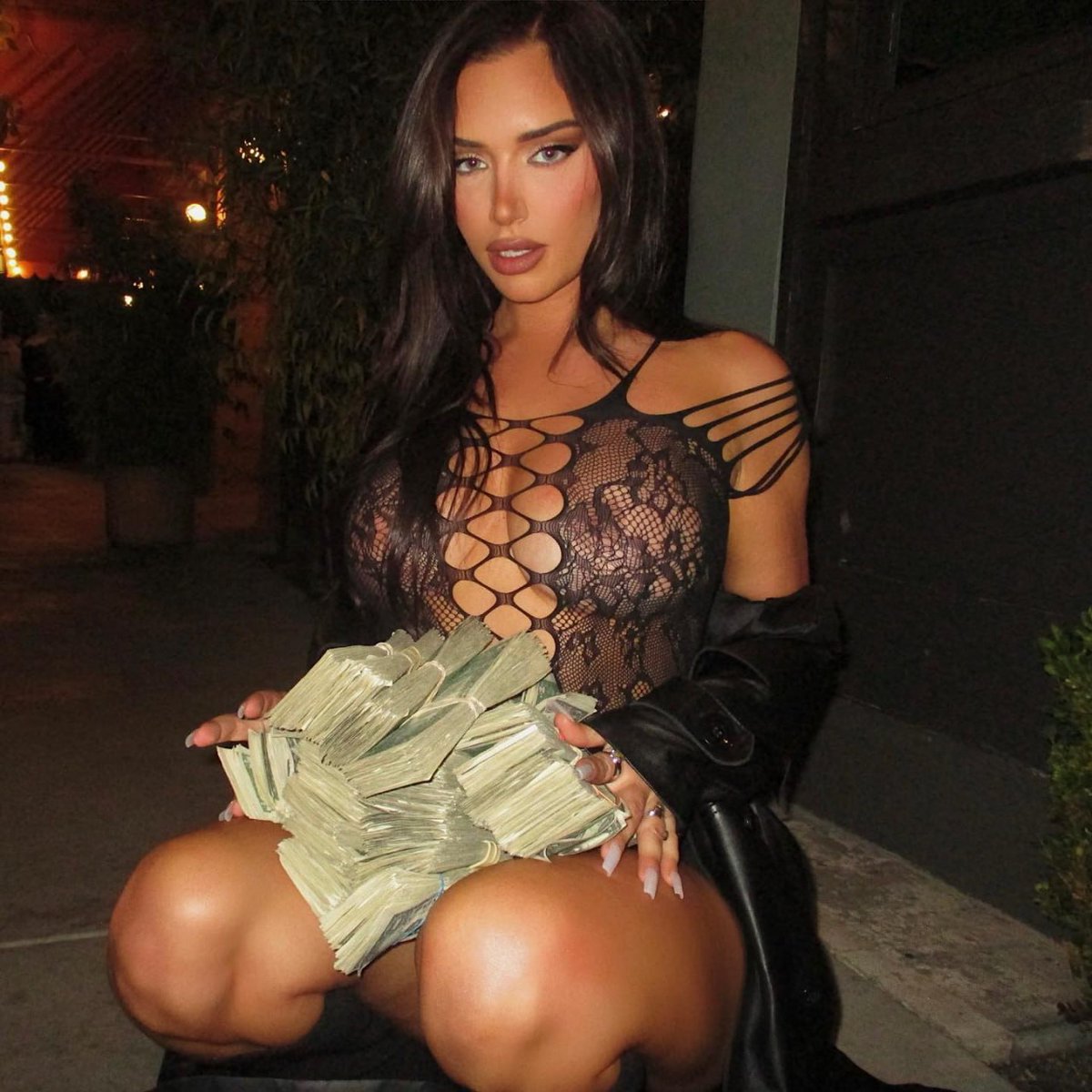 vdakssh's tweet photo. nothing more seductive than money.

                     #SeductiveSundayᅠᅠ https://t.co/pVXvBsoq37