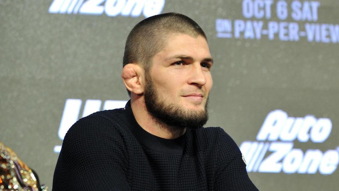 Starhit_online's tweet image. Хабиб Нурмагомедов попал в очередной скандал — бойца сняли с самолета в США после спора с бортпроводницей. Спортсмен вышел на связь, чтобы объясниться.

#хабибнурмагомедов 

 starhit.ru/s/id-6170599-t…