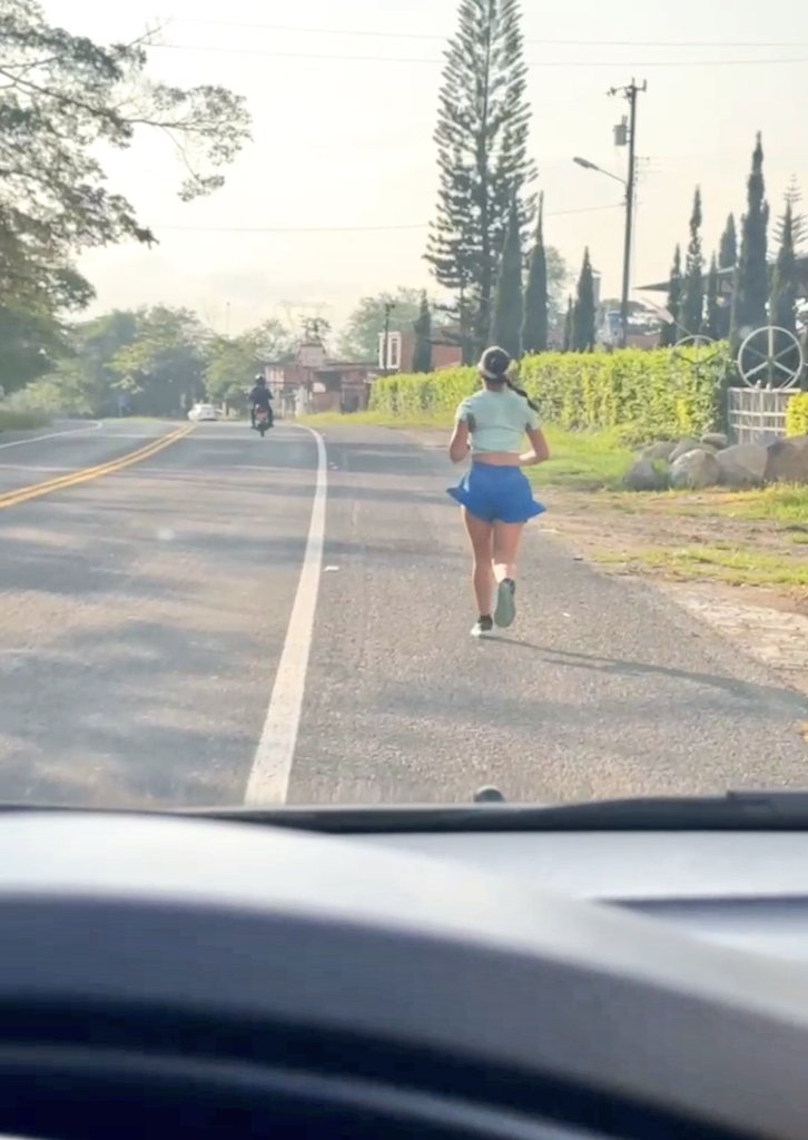 annieuse's tweet photo. Todos se casan, tienen hijos y mientras tanto yo corriendo 20km un domingo a las 5 de la mañana. https://t.co/IewOLx9OxZ
